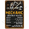 Vintage Metallwandtafel mit Werkzeugen und Text zu Mechaniker-Stundensätzen