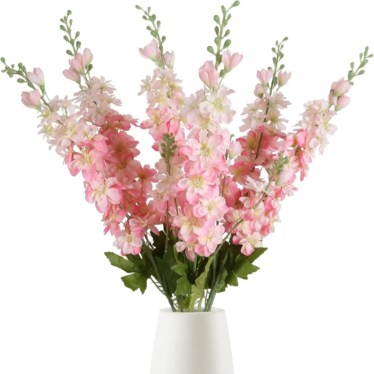 Un bouquet de fleurs artificielles de delphinium roses et blanches dans un vase blanc.