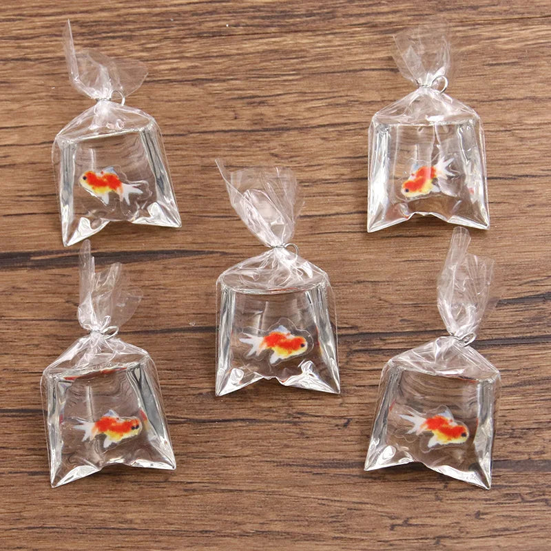 Un set de imanes de pez payaso de resina transparente empaquetados en pequeñas bolsas de plástico para hacer bisutería