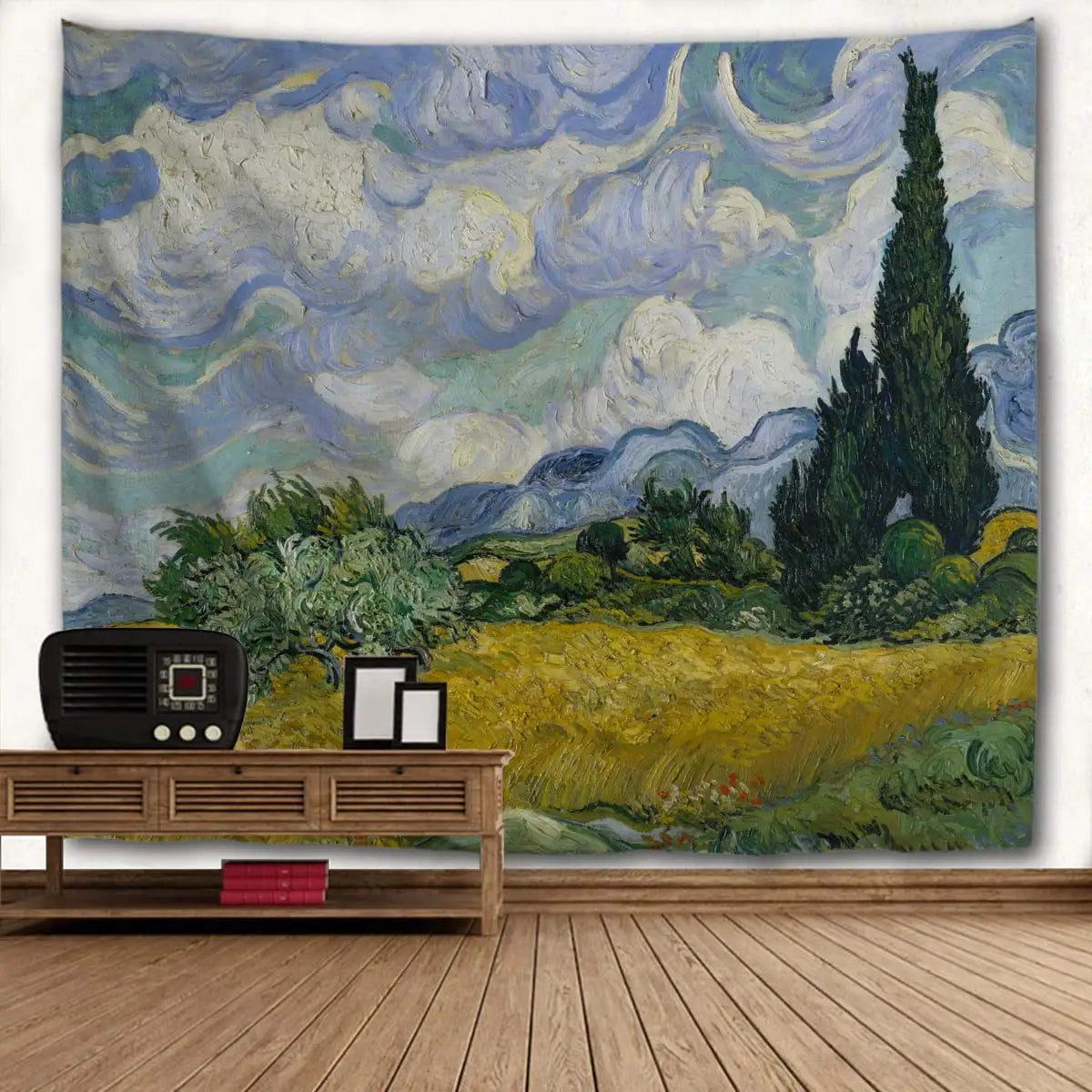 Peinture du paysage de la Nuit étoilée avec des nuages bleu et blanc tourbillonnants au-dessus de collines et d'arbres ondoya