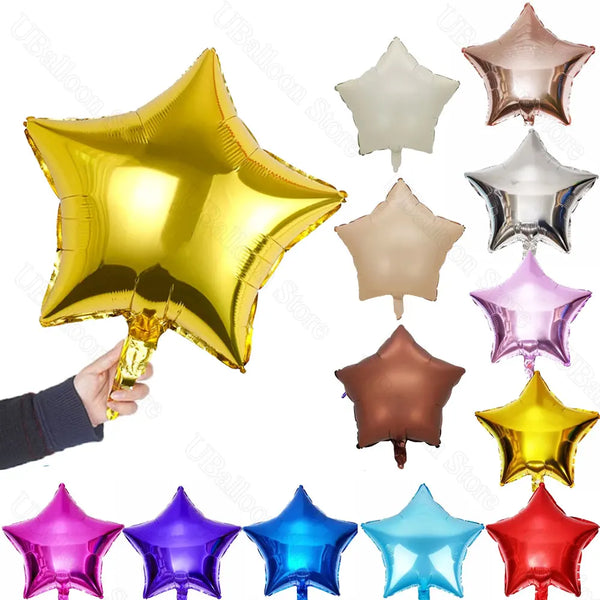 Una colección de diez globos de papel metálico en varios tonos, incluyendo oro, plata, rosa y azul, con forma de estrellas.