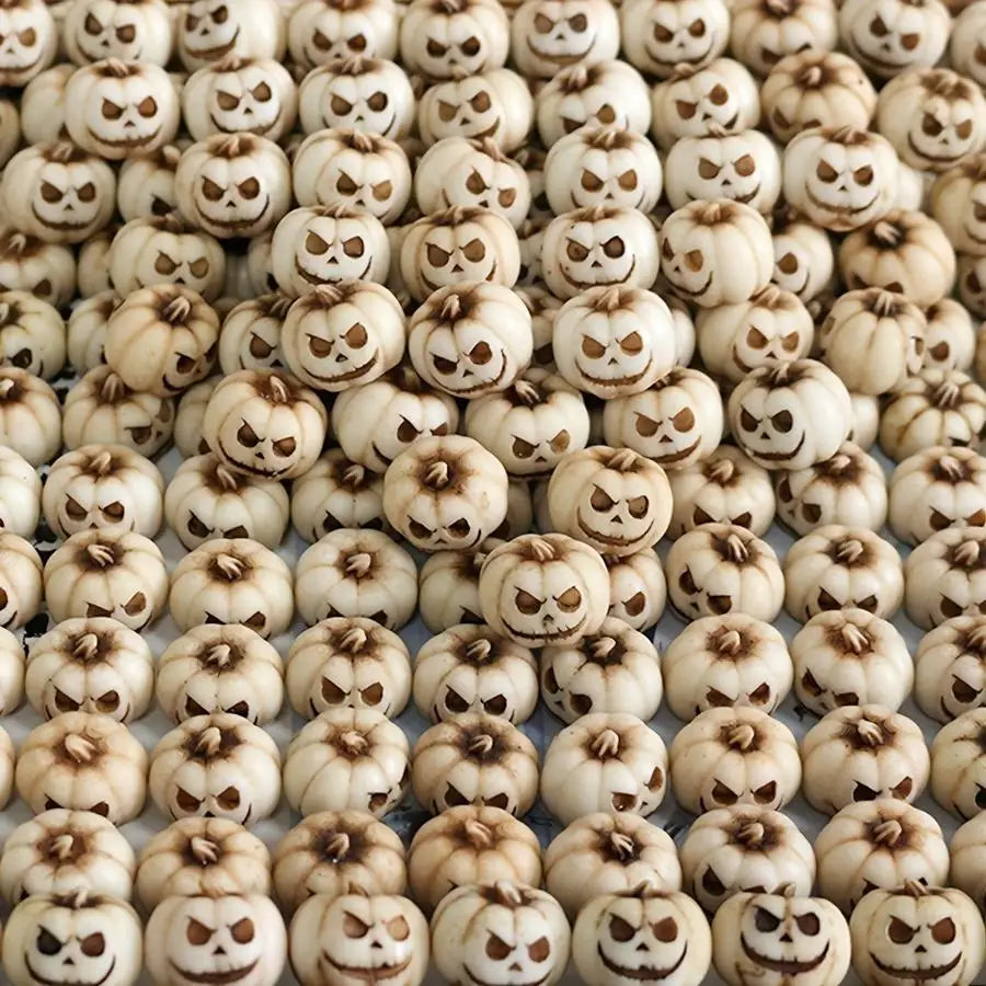 Gros plan de nombreuses petites citrouilles en résine sculptées dans différentes nuances de beige et de brun pour la décorati