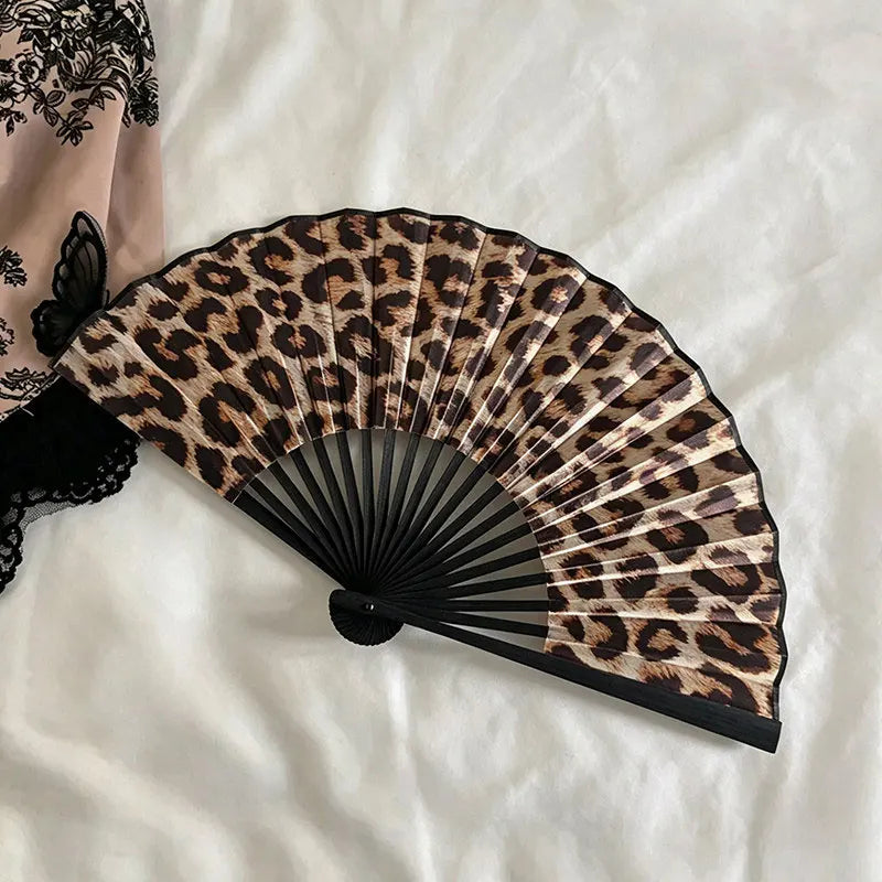 Nahaufnahme eines braun-schwarz gemusterten Leopardenfaltfadens auf einer weißen Oberfläche.
