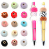 Collection de boules de peluche colorées utilisées comme perles pour la fabrication de bijoux DIY.