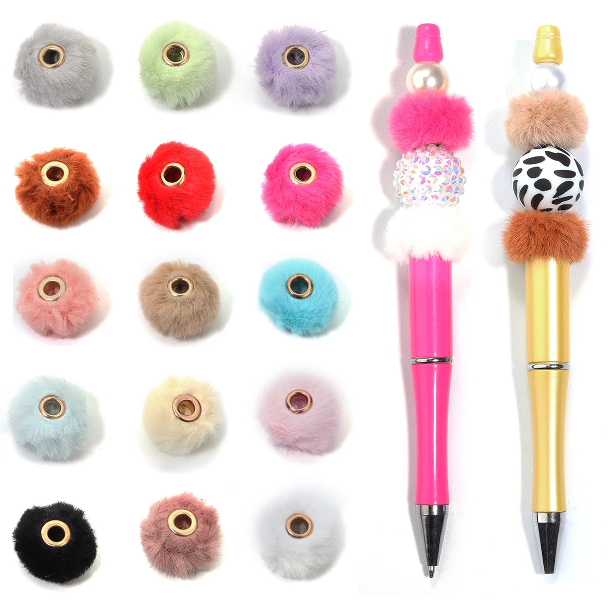 Collection de boules de peluche colorées utilisées comme perles pour la fabrication de bijoux DIY.
