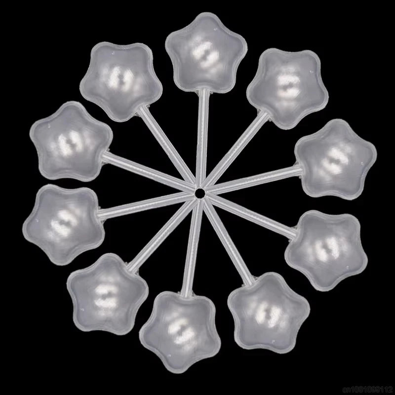 Ein Set wiederverwendbarer Marmeladier oder Pipetten zum Backen, radial auf schwarzem Hintergrund angeordnet.