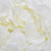 Gros plan de pétales de roses artificielles blanches et crème utilisés pour la décoration.