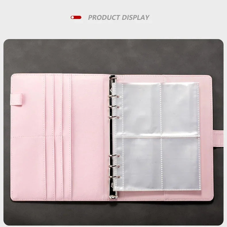 Un archivador A5 rosa con cubierta de plástico transparente y encuadernación metálica, mostrado sobre una superficie oscura.