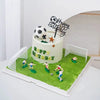 Weißer Geburtstagskuchen mit grünem Gras und Fußballen, schwarzer Aufsatz mit der Aufschrift „Happy Birthday“