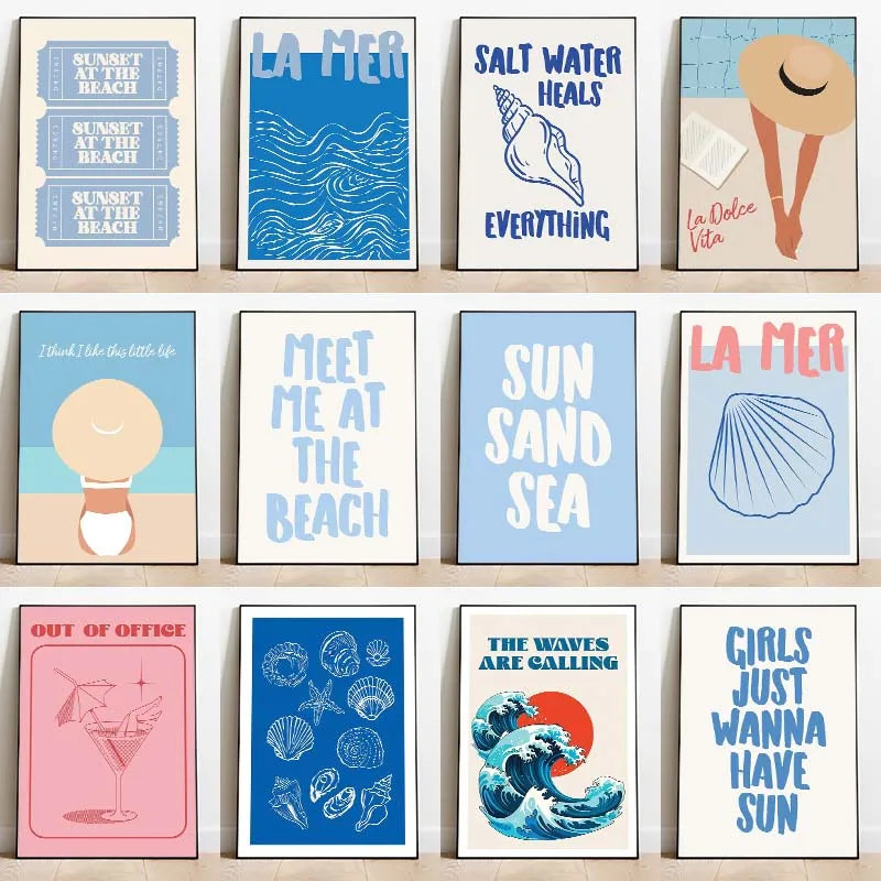 Ein Raster von neun Leinwanddrucken mit Zitaten und Illustrationen über das Meer, Strandleben und Sommer.