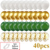 Ein Set von 40 Latexballons in Weiß, Gold und Grün sowie eine Rolle Schleifenband.