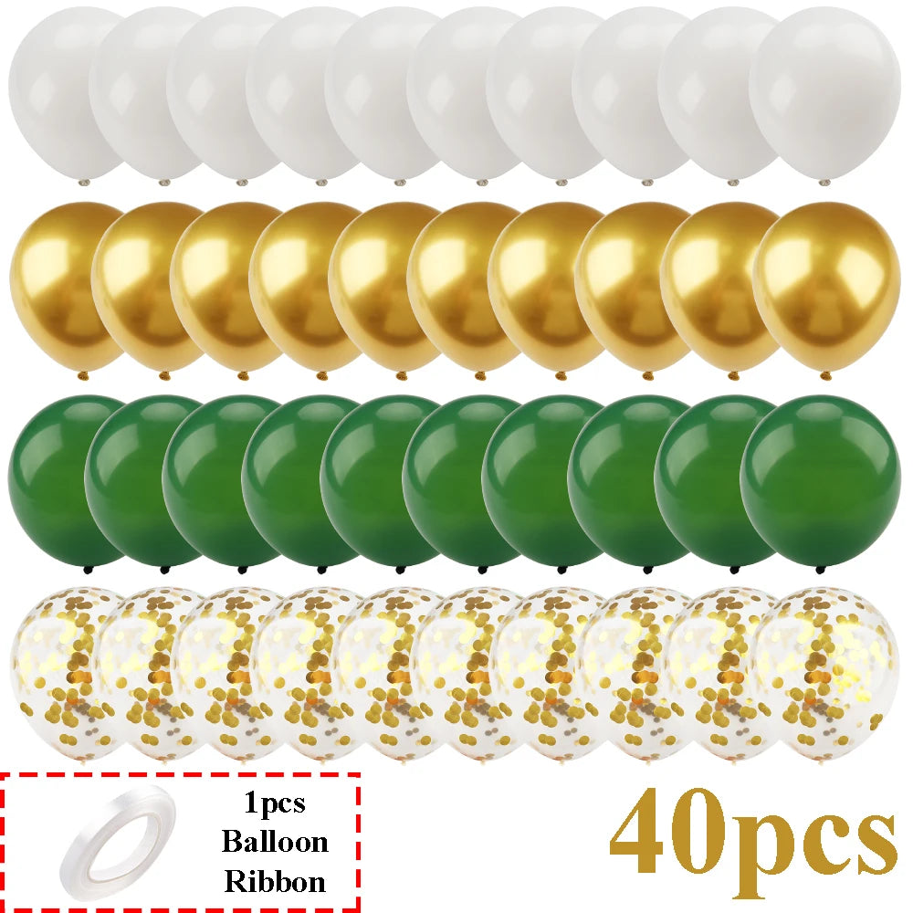 Ein Set von 40 Latexballons in Weiß, Gold und Grün sowie eine Rolle Schleifenband.