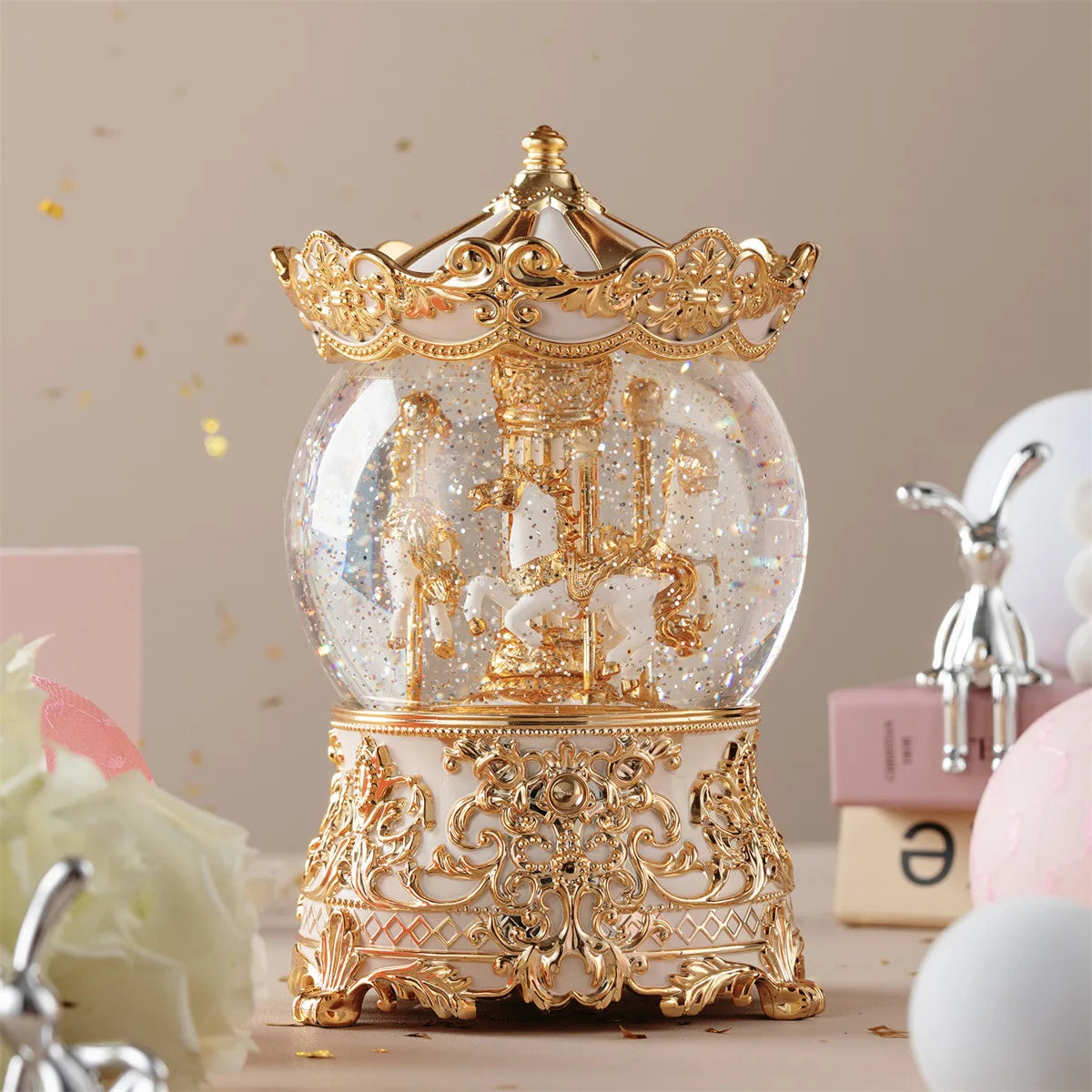 Adorno de caja de música con bola de cristal dorada e intrincados detalles sobre una base decorativa.