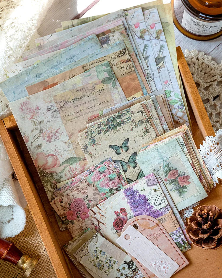 Une collection de feuilles de papier de journal vintage avec des motifs floraux et botaniques dans des roses et verts sourds