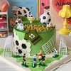 Größe Geburtstagskuchen mit Fußball-Thema, einschließlich eines Fußball-Toppers und Miniaturfußballspieler.
