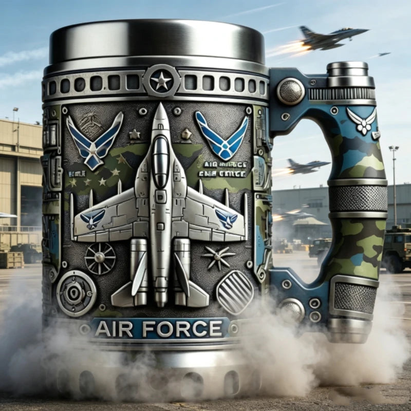 Taza de café de metal esculpida como un avión de combate Air Force con camuflaje y emblemas militares.