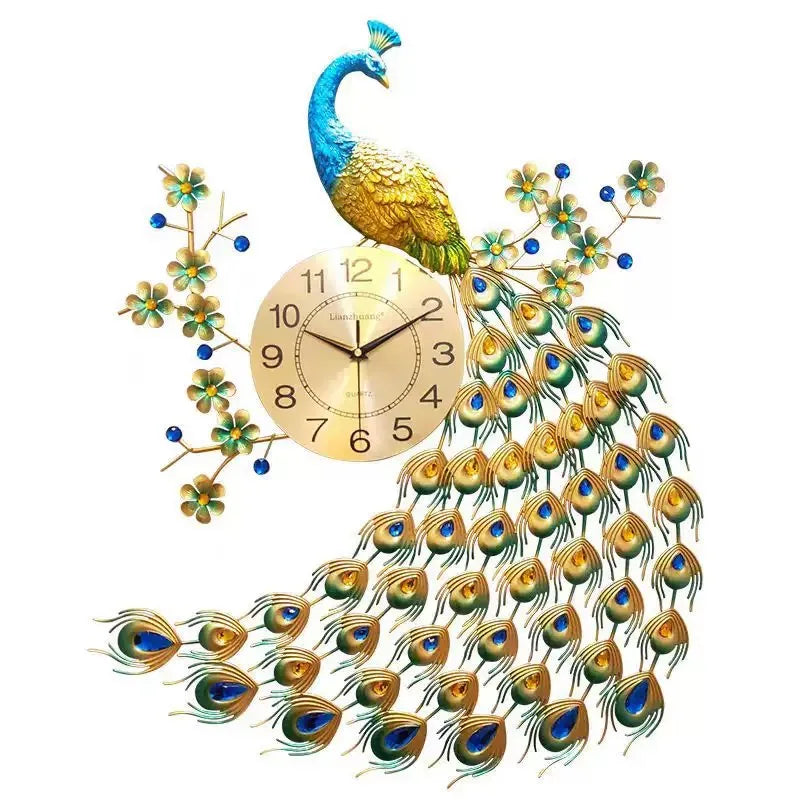 Horloge murale élégante au motif paon doré avec des accents bleus.