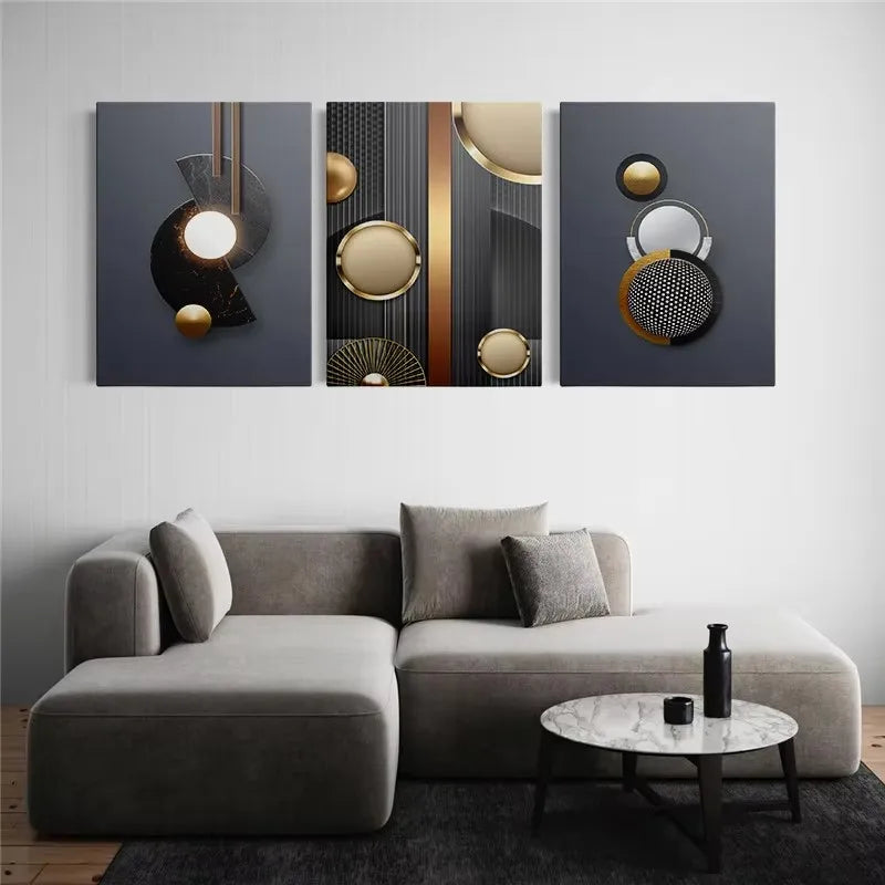 Un ensemble de trois œuvres d'art murales abstraites géométriques en marbre, tons or et noir, exposées sur un mur blanc.