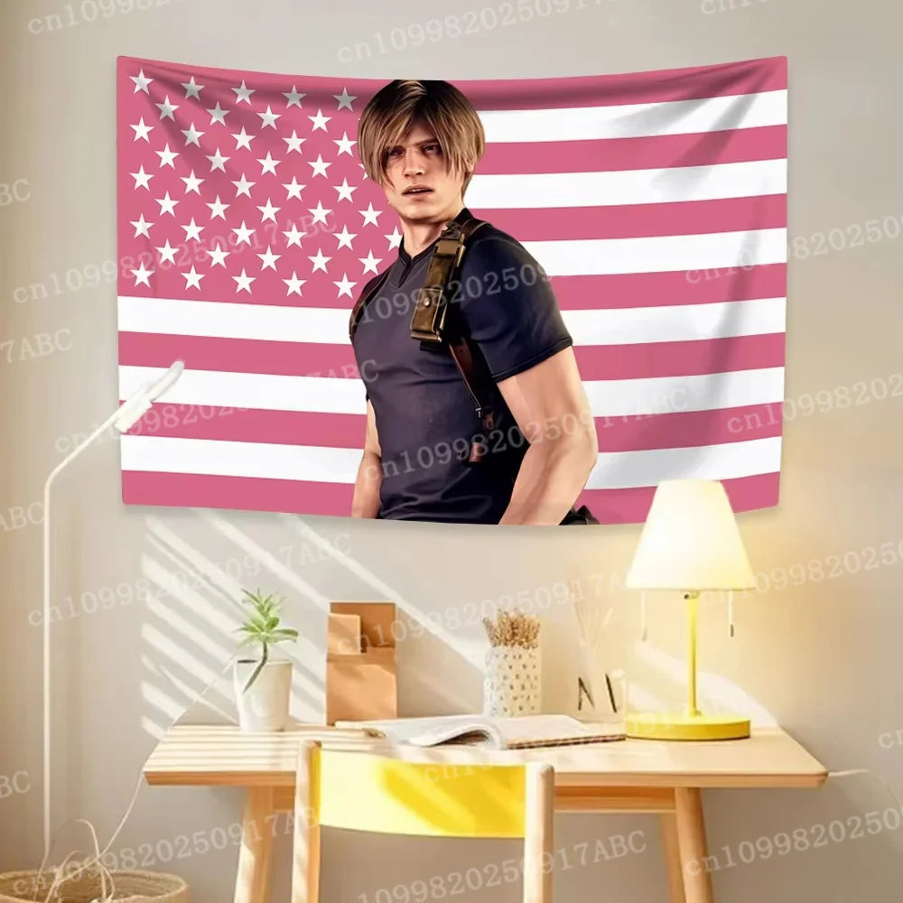 Una persona con una camisa oscura está frente a un gran tapiz de la bandera de Estados Unidos con franjas rojas y blancas y e