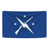 Drapeau en tissu bleu foncé avec un éclair blanc et trois étoiles blanches.