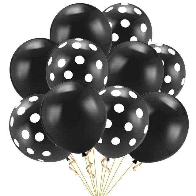 Un grupo de globos de látex negros conlunares blancas atados con hilos dorados.