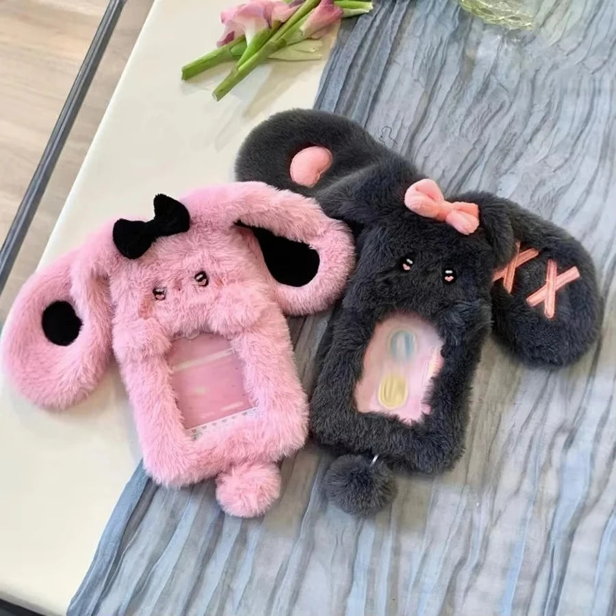 Ein Paar graubrauner und rosa Cartoon-Plush-Fotokartenhalter-Hüllen liegt auf einer hellen Oberfläche.