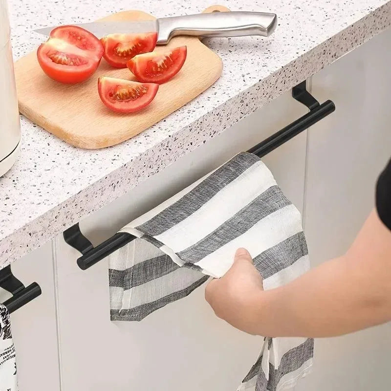 Porte-serviette en acier inoxydable avec une serviette rayée, au-dessus d'une planche à découper.