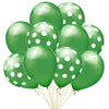 Un grupo de veinte globos de látex verdes con lunares atados, listos para decoración de fiesta.