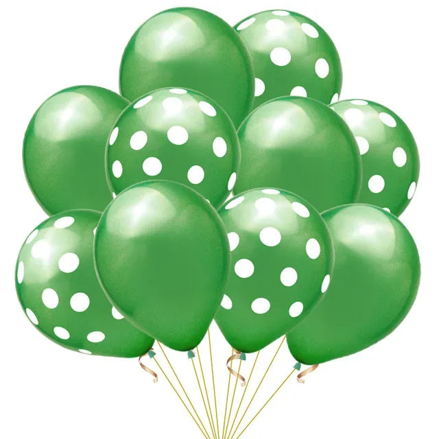 Un grupo de veinte globos de látex verdes con lunares atados, listos para decoración de fiesta.