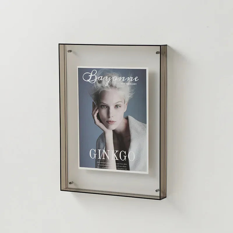 Gerahmte Fotoshow mit Porträt einer Frau namens Bayonne Ginkgo