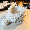 Tête de dragon sculptée blanche pour décoration de bureau, avec des cornes acérées et des traits faciaux détaillés.