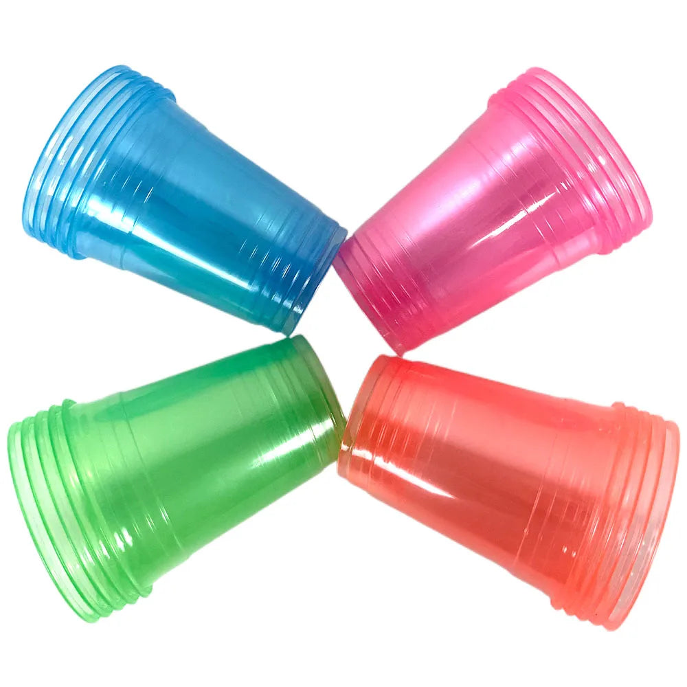 Quatre gobelets en plastique jetables à néon bleu, rose et orange, vus sous un angle.