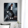 Posterdruck von Michael Jackson, der auf der Bühne mit dramatischer Beleuchtung auftritt.