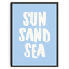 Gerahmtes Druck mit dem Text SUN SAND SEA in weißer Schrift auf blauem Hintergrund.