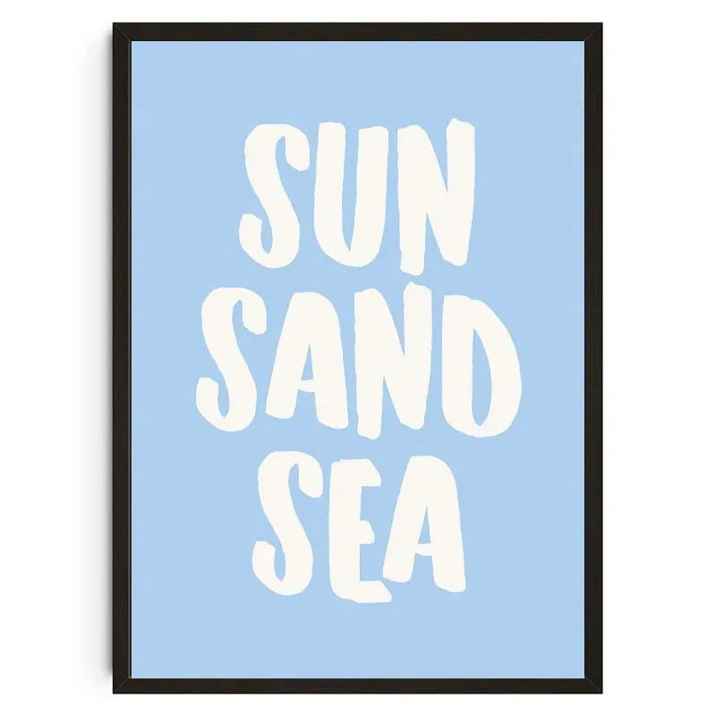 Gerahmtes Druck mit dem Text SUN SAND SEA in weißer Schrift auf blauem Hintergrund.