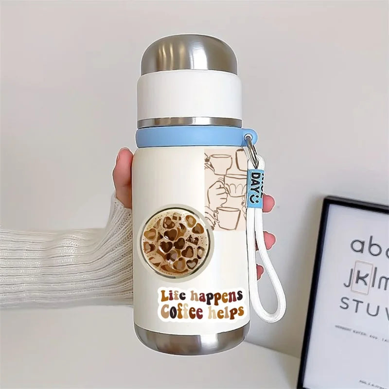 Taza aislada de café blanca y azul claro con diseño de mancha de café y texto en el lateral.