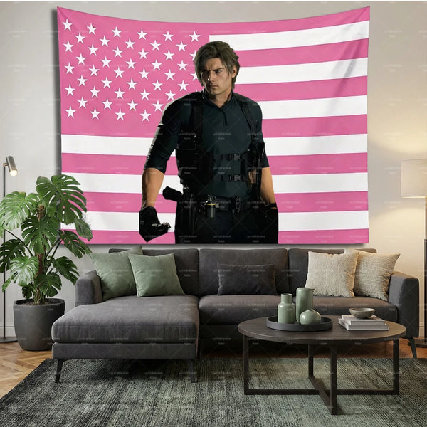 Un homme en vêtements sombres se tient devant une tapisserie murale d'un drapeau américain rayé rose et blanc.