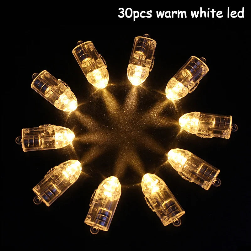 مجموعة من 30 فانوس ورق تزييني بإضاءة LED بيضاء دافئة مرتبة في نمط دائري على خلفية سوداء