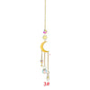 Longue chaîne dorée décorative avec une lune, un soleil et plusieurs charmants en cristal pendus.