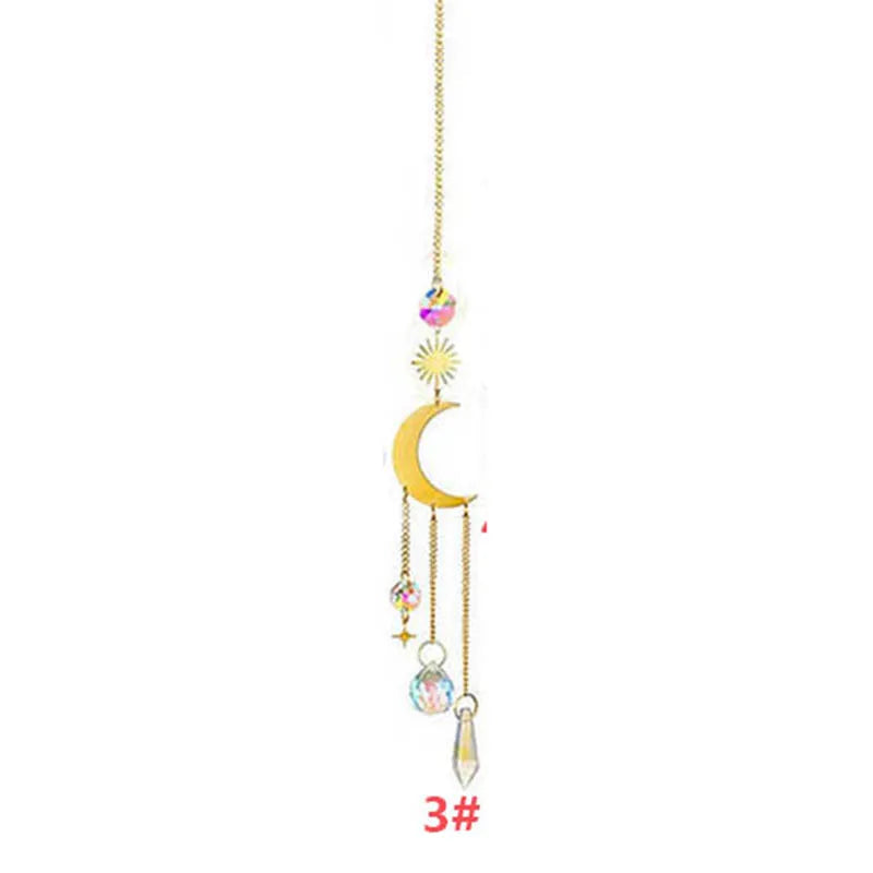 Longue chaîne dorée décorative avec une lune, un soleil et plusieurs charmants en cristal pendus.