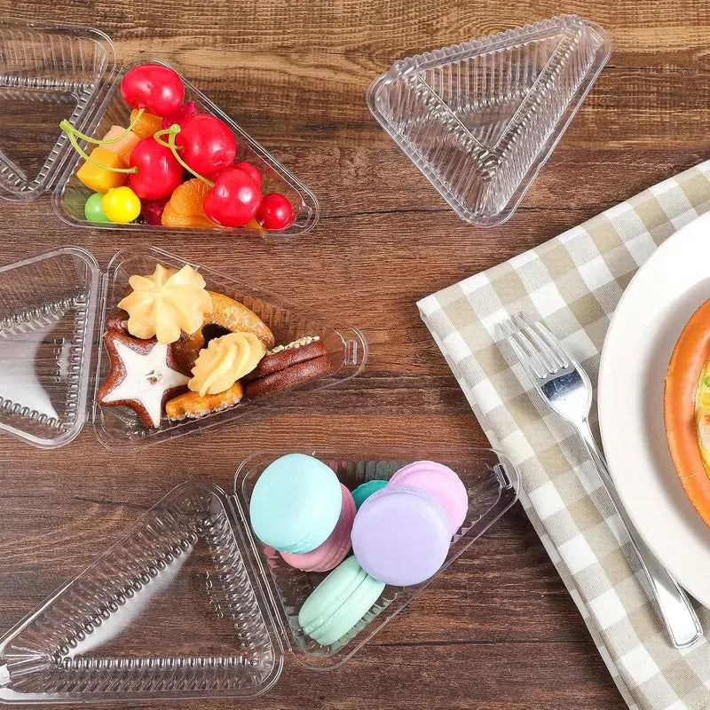 Klare dreieckige Lebensmittelbehälter gefüllt mit bunten Früchten und Kosmetikgläsern auf einer Holzoberfläche.