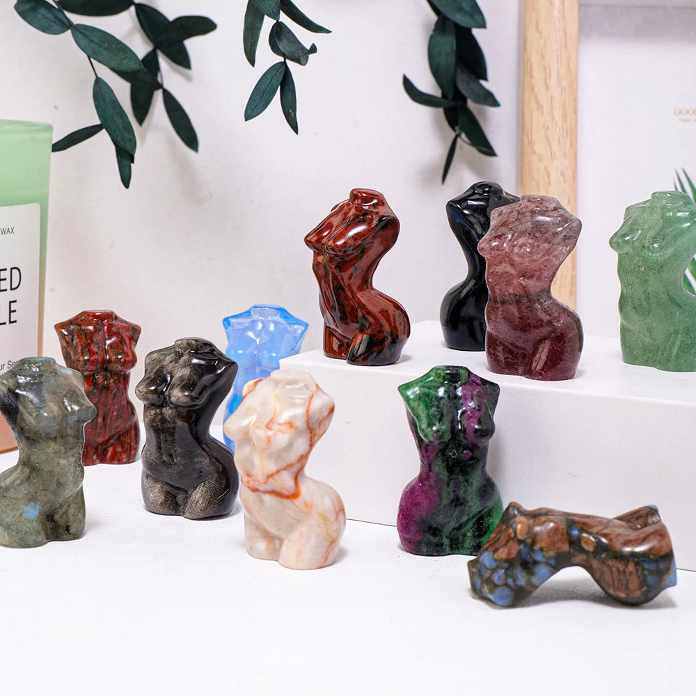 Colección de figuras de piedra de cuarzo rosa natural en varios colores y texturas, exhibidas sobre una superficie blanca.