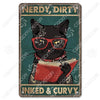 Décor mural vintage en métal d'un chat noir portant des lunettes rouges et tenant un livre encrement.