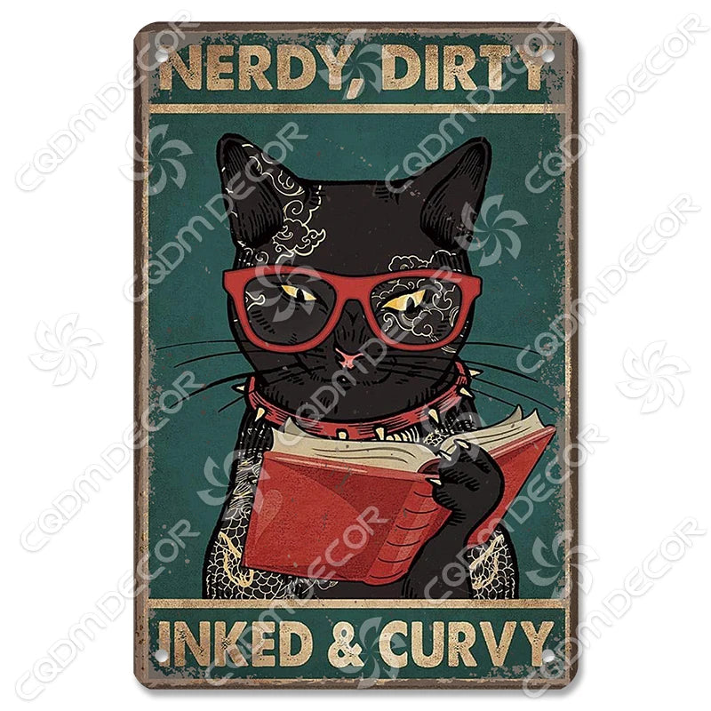 Décor mural vintage en métal d'un chat noir portant des lunettes rouges et tenant un livre encrement.