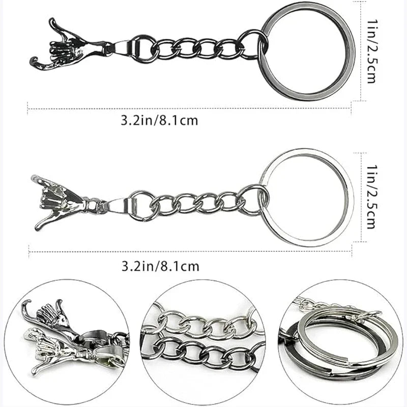 Clés en forme de cœur argentées assorties pour couples, avec une chaîne et un charm circulaire.