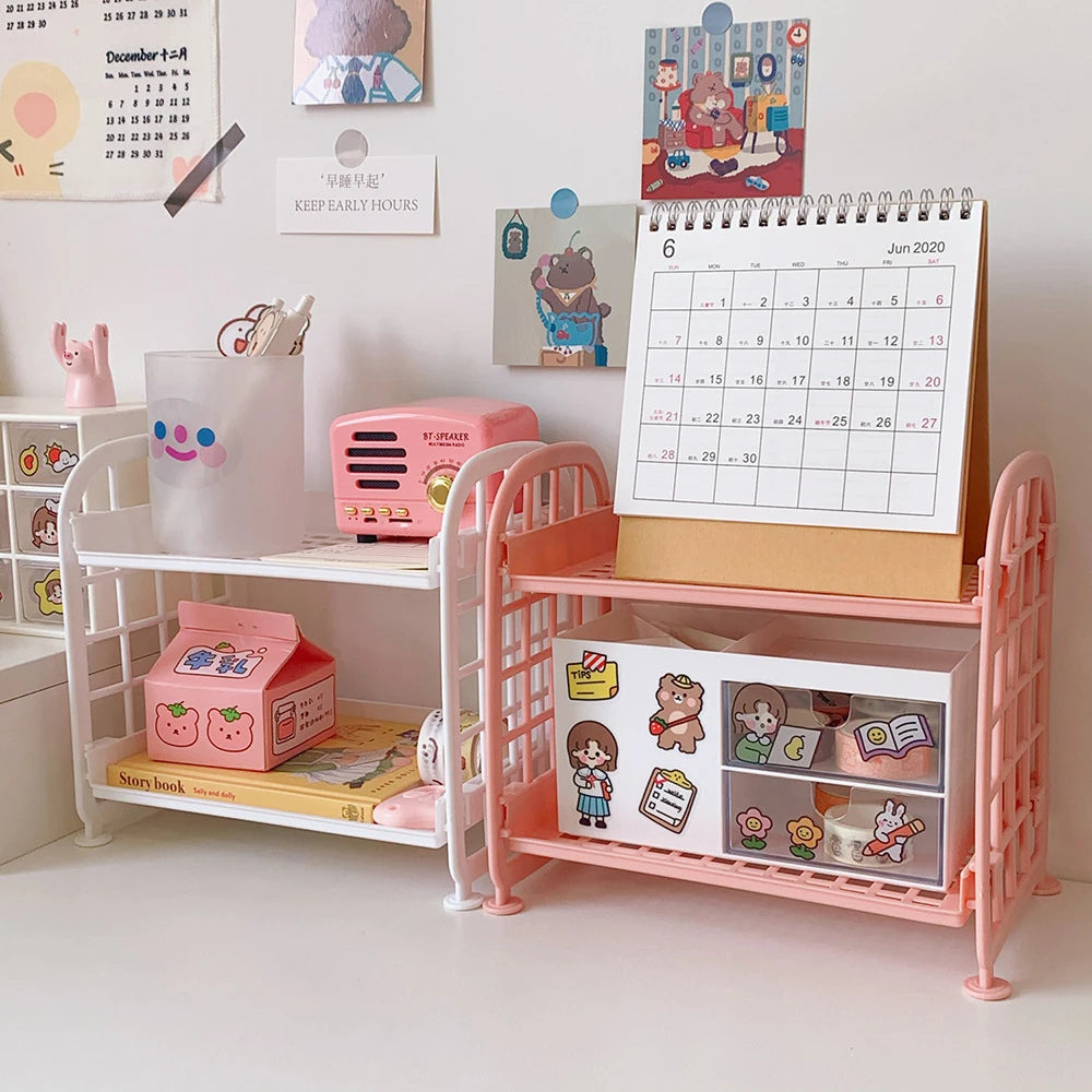 Pinker multifunktionaler Schreibtisch-Aufbewahrungshalter für Schreibwaren und einen Kalender.