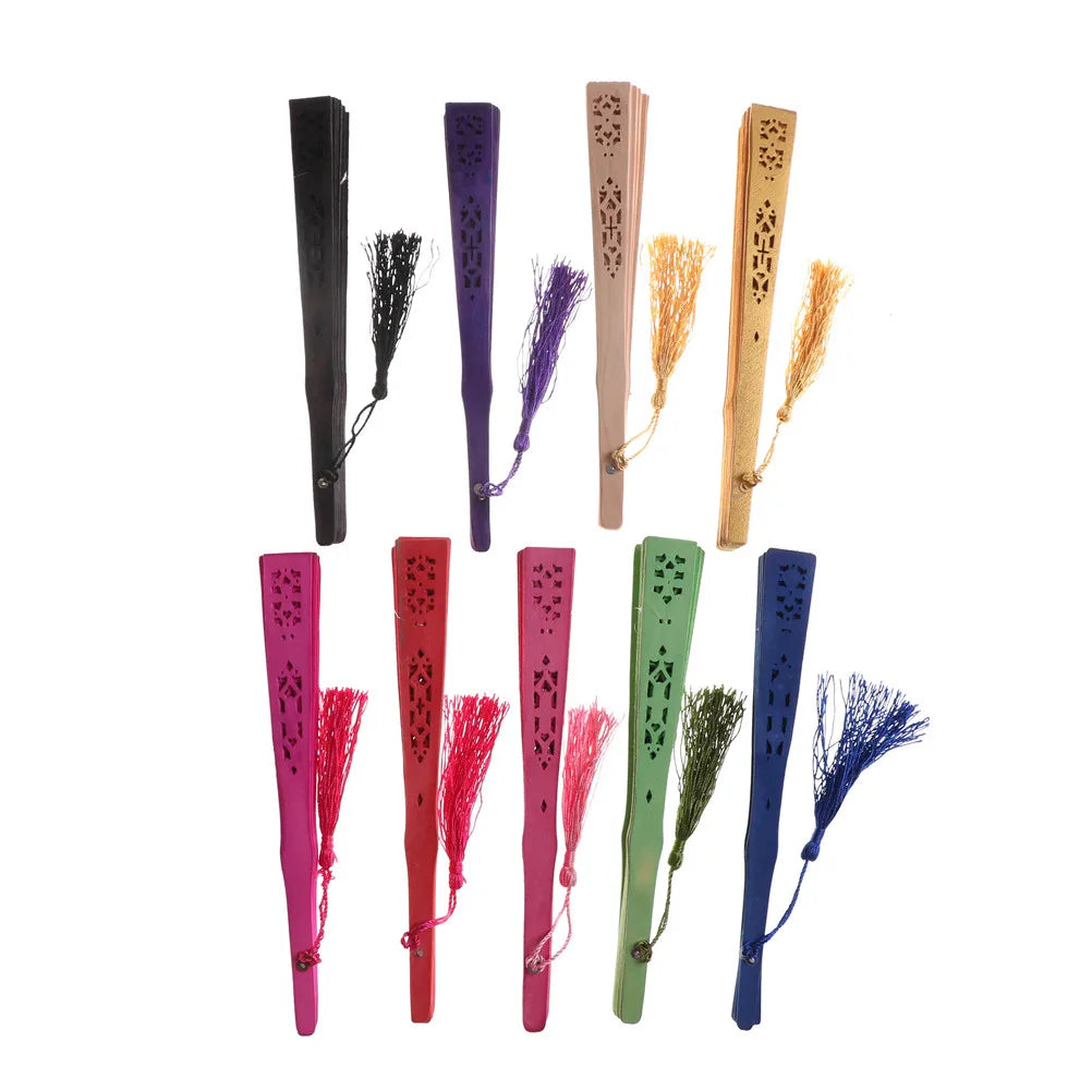 Collection de plis de main en bois élégants de différentes couleurs : noir, violet, rose et tons de bois naturel.