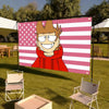 Großes Banner mit stilisiertem Anime-Charakter vor amerikanischer Flagge im Freien.