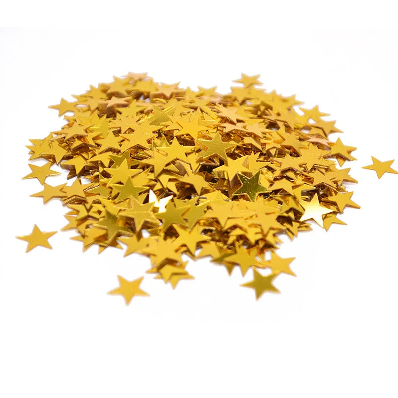 Une pile de confettis acryliques en laser or et argent dispersés sur un fond blanc.