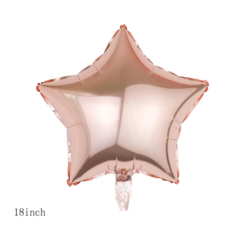 Un ballon en papier d'aluminium en forme d'étoile rose or avec une tige transparente.
